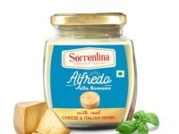 Sorrentina Creamy White Pasta Sauce 330g I With Real Cheddar Cheese & Italian Herbs I Vegetarian I Easy to Cook (10 min) I Alfredo Sauce for Kids I Liquid Cheese Spread for Pizza