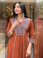 MEERA FAB Women Floral Printed Pure Cotton Straignt V-Neck Kurta with Trousers & Dupatta