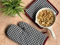 PIXEL HOME DECOR Oven Mitten (Oven Mitten with Pot Holder, White & Black)